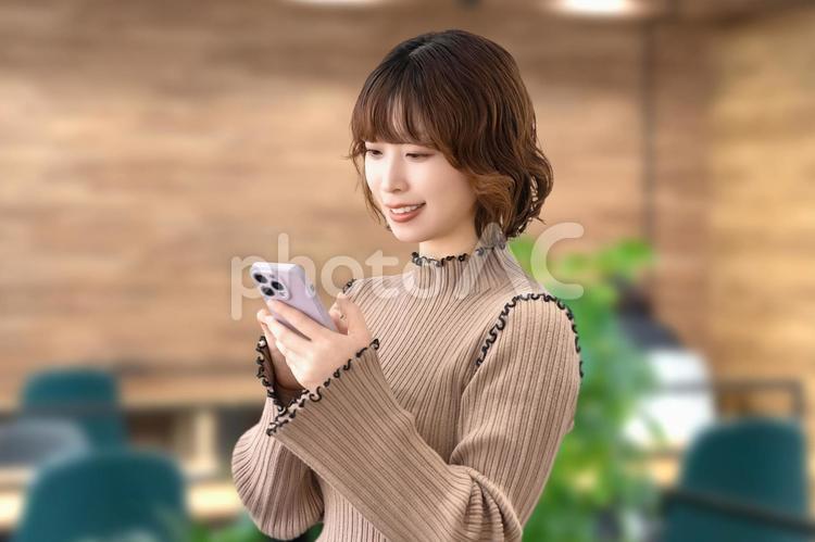 スマホを使う笑顔の女性・ビジネスウーマン 女性,ビジネス,笑顔の写真素材