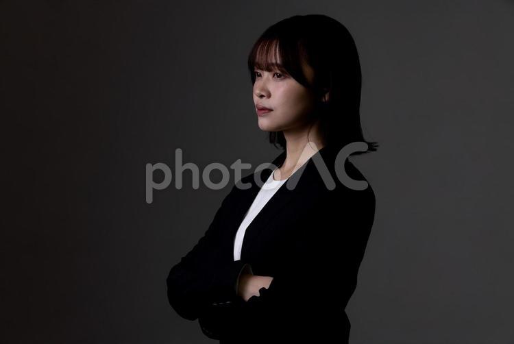 腕組みをするビジネスウーマン 女性,ビジネスウーマン,人物の写真素材