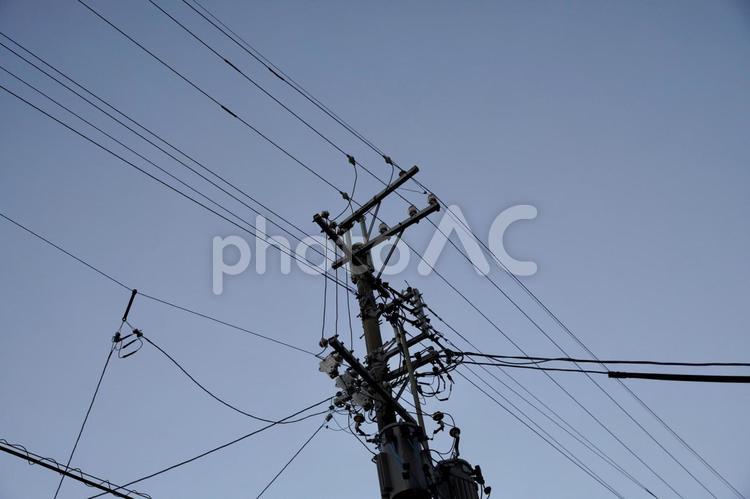 電柱と電線と青空 電柱,電線,青空の写真素材
