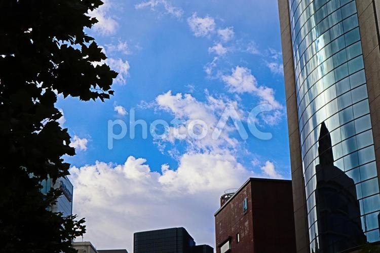 晴れた日　青い空　白い雲　高層ビル　２４ 空,背景,もくもくの写真素材