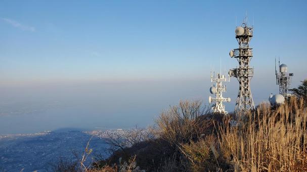 山頂の電波塔 山頂の電波塔 電波塔,山,登山の写真素材