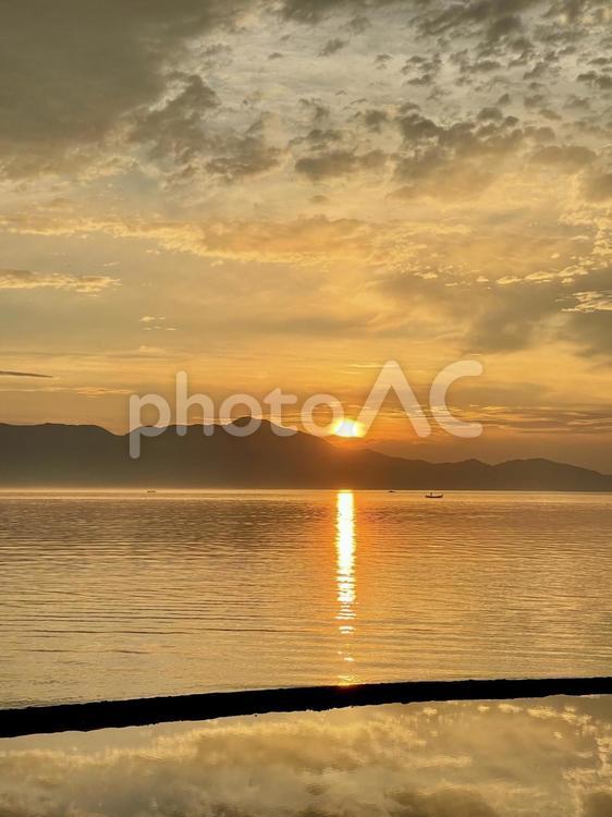 山々に染まる朝焼けの絶景 朝日,朝焼け,湖の写真素材