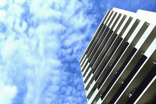 下から見上げたマンション・ビルと青空 マンション,オフィス,ビルの写真素材