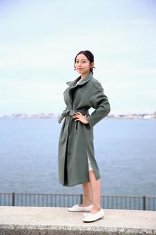 木枯らしの海辺に立つ女性 女性,可愛い,20代の写真素材