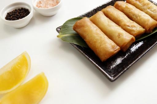 春巻きの盛り付け 春巻きの盛り付け 春巻き,料理,揚げ物の写真素材