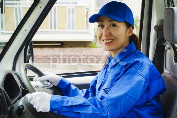 青色の作業服を着た女性 ビジネス,女性,人物の写真素材