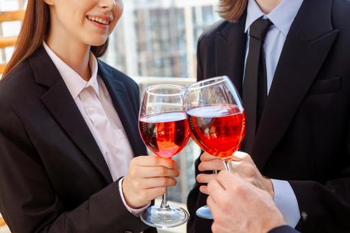 ワイングラスで乾杯する女性たちの手元 ワイングラス,乾杯,顔なしの写真素材