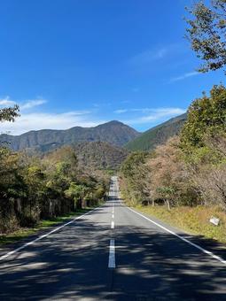 山に向かって伸びる道 山に向かって伸びる道 道,まっすぐ,山の写真素材