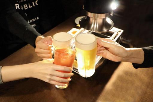Toast scenery, JPG Toast scenery, cheers, draft beer, toast with 3 people, JPG