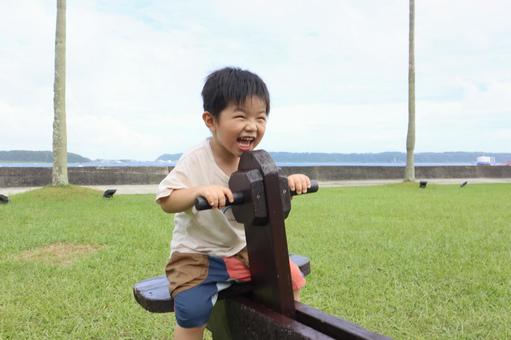 シーソーに乗って笑う3歳の男の子 シーソーに乗って笑う3歳の男の子 男の子,子供,笑顔の写真素材