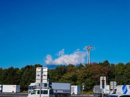雲がかかっている富士山（足柄SA） 足柄sa,高速道路,富士山の写真素材