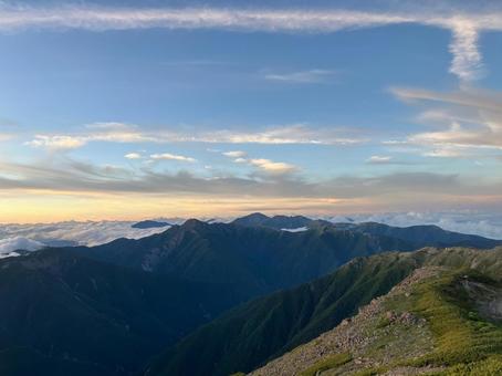 荒川中岳山頂より 遠くの山々7 荒川中岳山頂より 遠くの山々7 夕日,夕焼け,日没の写真素材