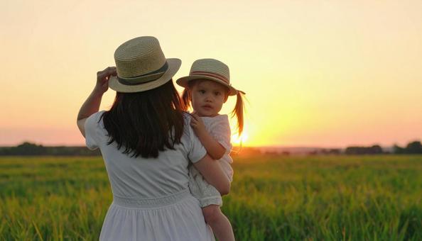 娘を抱っこする日本人のママの写真