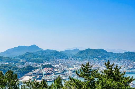 高所から見た山々と海が広がる尾道の景色 尾道,尾道水道,山並みの写真素材