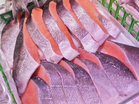 魚屋さんの鮭の切り身 魚屋さんの鮭の切り身の写真