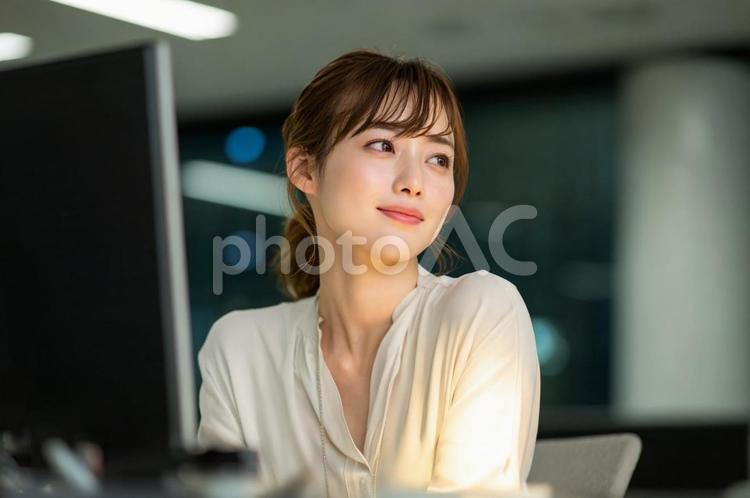 デスクワークするビジネスウーマン-13 ビジネスウーマン,女性,オフィスの写真素材