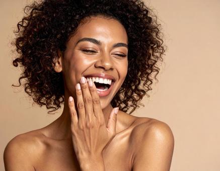カーリーヘアで笑う女性の写真