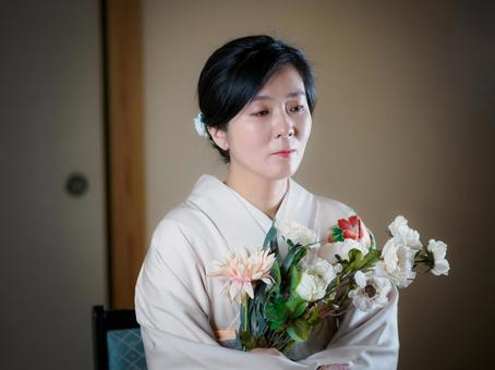 33:花と着物の女性 33:花と着物の女性 着物,花,花束の写真素材