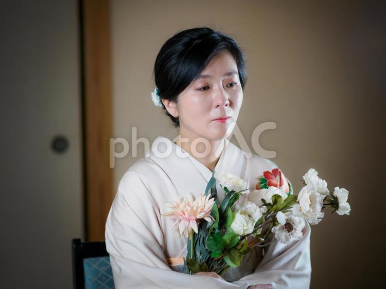 33：花と着物の女性 着物,花,花束の写真素材