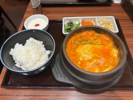 韓国料理 キムチチゲ 定食 韓国料理 キムチチゲ 定食の写真