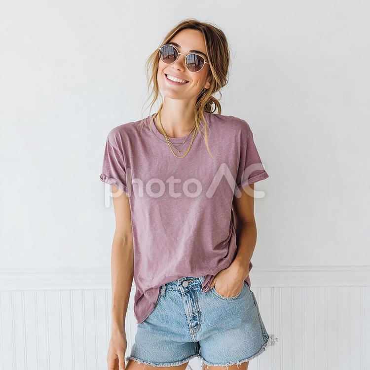 サングラスとTシャツを着た笑顔の女性 女性,若い,サングラスの写真素材