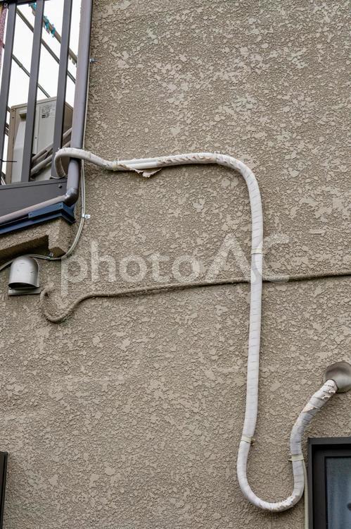 住宅の外壁に設置されたエアコン配管 エアコン,クーラー,配管の写真素材