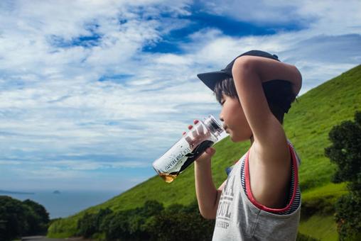 <素材>公園遊び中に水筒のお茶を飲む少年 <素材>公園遊び中に水筒のお茶を飲む少年 子供,男性,人物の写真素材