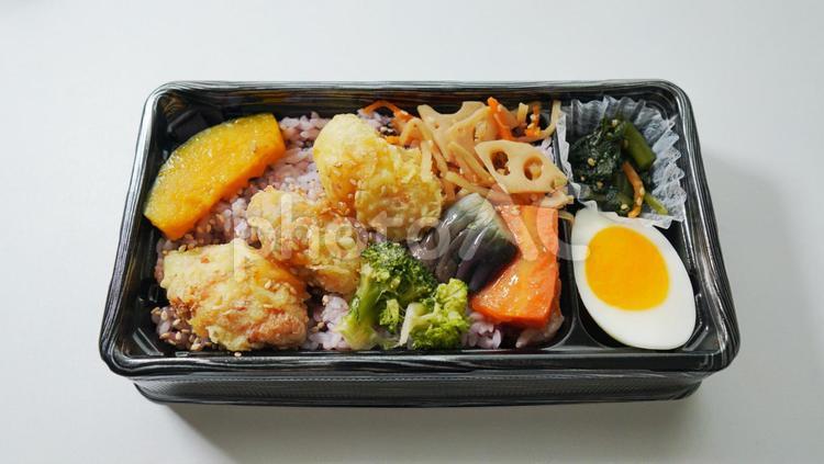 鶏天ぷら野菜五穀米弁当のテイクアウト（２） お弁当,弁当,鶏肉の写真素材