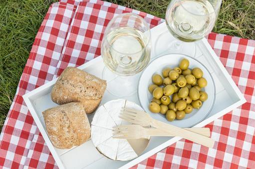 真上から見た2人分のグラスやパン ワイングラス,飲み物,アルコールの写真素材