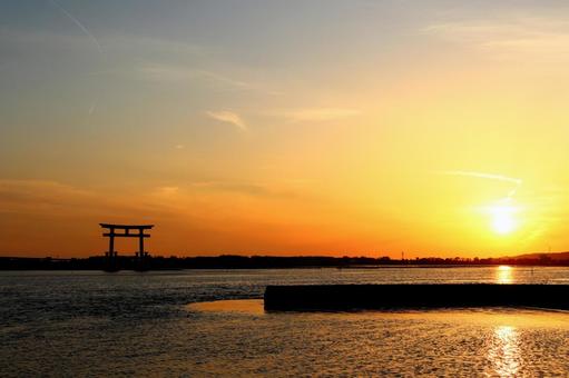 弁天島の鳥居と夕焼け 浜名湖,弁天島,大鳥居の写真素材