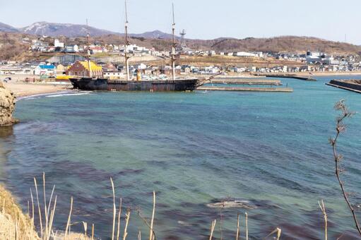 歴史を語る帆船と静かな港町の午後 鷗島,北海道,道南の写真素材