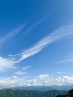 澄み渡る青空と連なる山並みの風景の写真