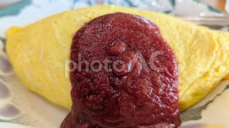 ケチャップがかかった定番のオムライス オムライス,卵料理,洋食の写真素材