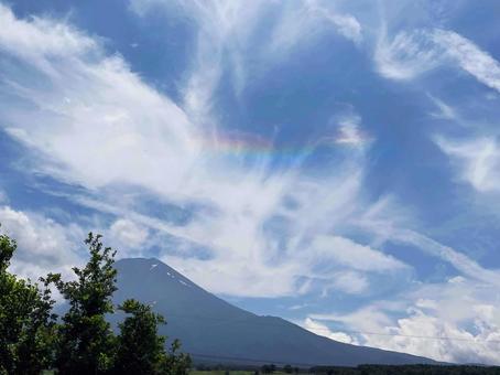 虹色の雲の彩雲(さいうん)と富士山 虹色の雲の彩雲(さいうん)と富士山 彩雲,さいうん,虹色の写真素材