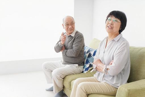夫婦喧嘩・熟年離婚 夫婦喧嘩・熟年離婚 高齢者,生活,老夫婦の写真素材