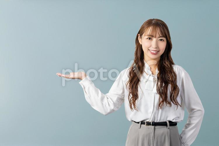 手で案内をする笑顔のビジネスウーマン 女性,ビジネス,笑顔の写真素材