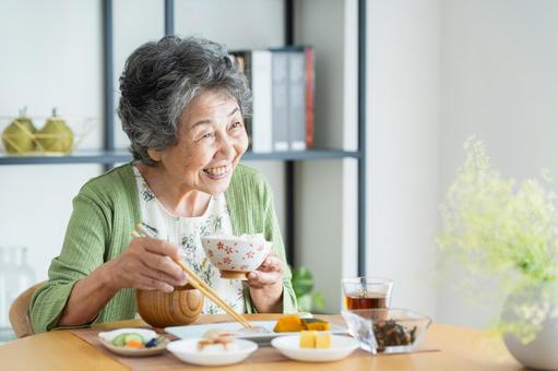 朝食を食べるシニアの女性 朝食を食べるシニアの女性 食事,シニア,女性の写真素材