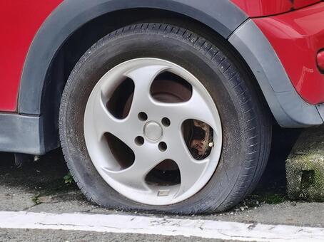 パンクして空気が抜けた車のタイヤ パンク,タイヤ,車の写真素材