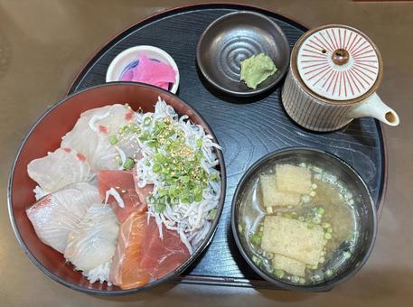 海鮮丼定食 海鮮丼定食 海鮮丼,海鮮丼定食,定食の写真素材