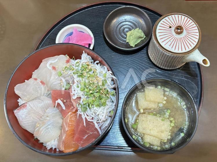 海鮮丼定食 海鮮丼,海鮮丼定食,定食の写真素材