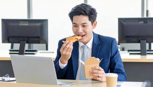 イートインスペースでPCを見ながらお弁当 イートインスペースでPCを見ながらお弁当の写真