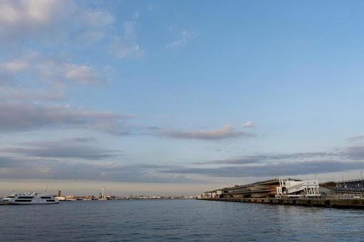 穏やかな海と大さん橋 穏やかな海と大さん橋 横浜,大さん橋,みなとみらいの写真素材