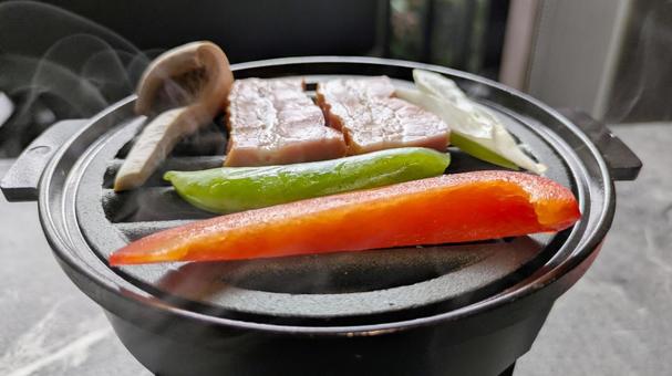 鉄板焼きで食べる新鮮野菜と鹿肉 鉄板焼きで食べる新鮮野菜と鹿肉 鉄板焼き,赤ピーマン,いんげん豆の写真素材
