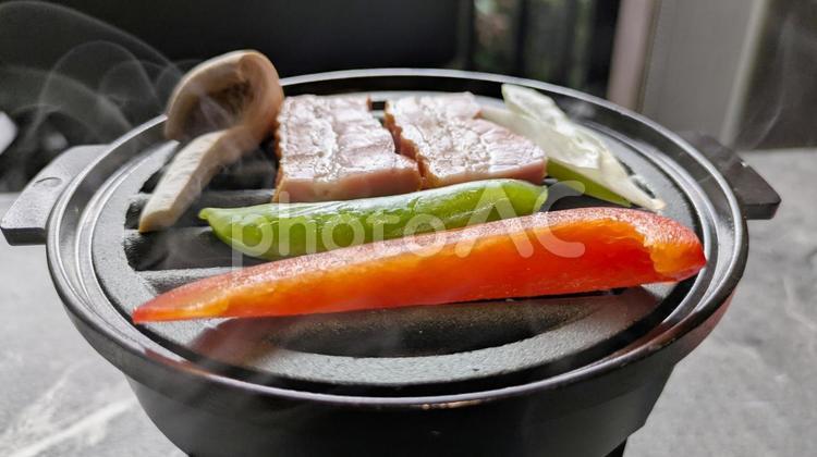 鉄板焼きで食べる新鮮野菜と鹿肉 鉄板焼き,赤ピーマン,いんげん豆の写真素材