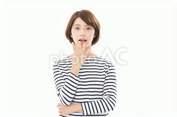 若い女性　驚く 女性,驚く,人物の写真素材