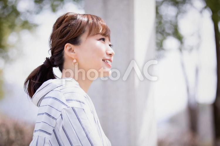 カジュアルビジネスの会社員 女性,笑顔,紫外線の写真素材