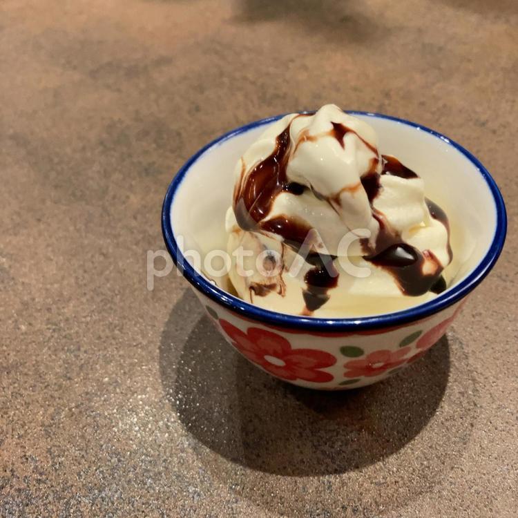 ソフトクリーム〜チョコソース ソフトクリーム,チョコソース,アイスクリームの写真素材