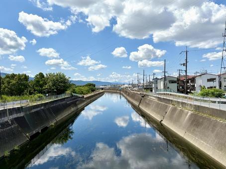 川に映った美しい空 横 川に映った美しい空 横の写真