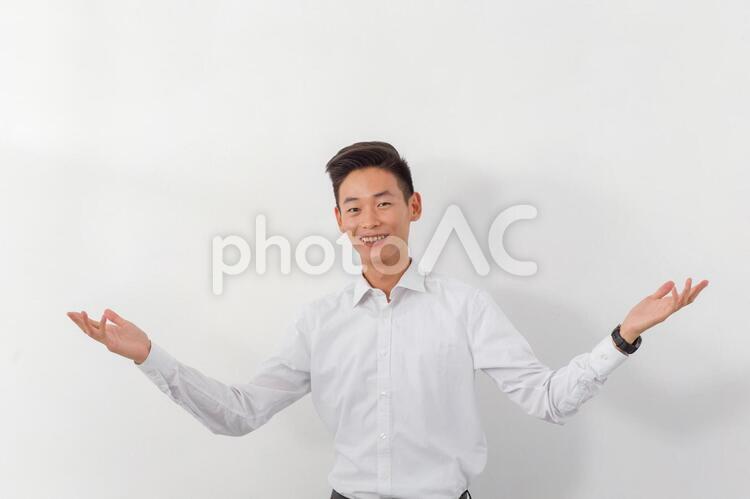 ポーズをとる男性 男性,ポートレート,手を広げるの写真素材