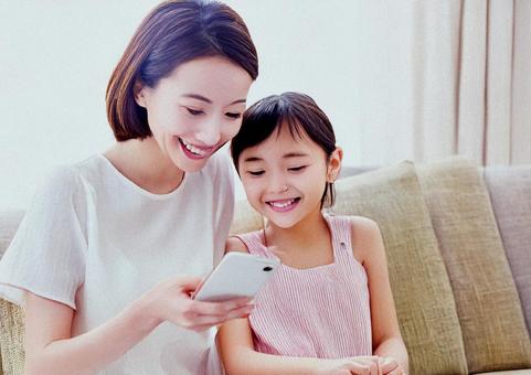 母娘とスマホ 母娘とスマホの写真